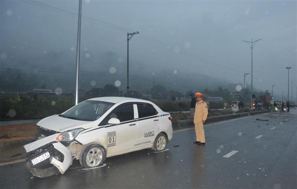 Xe ô tô gây tai nạn.