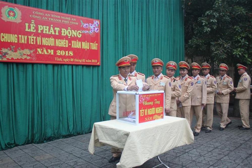 Công an tỉnh Nghệ An quyên góp ủng hộ phong trào "Tết vì người nghèo".