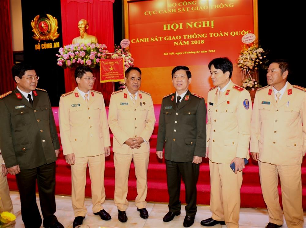 Thứ trưởng Nguyễn Văn Sơn trao đổi cùng các đại biểu dự Hội nghị.