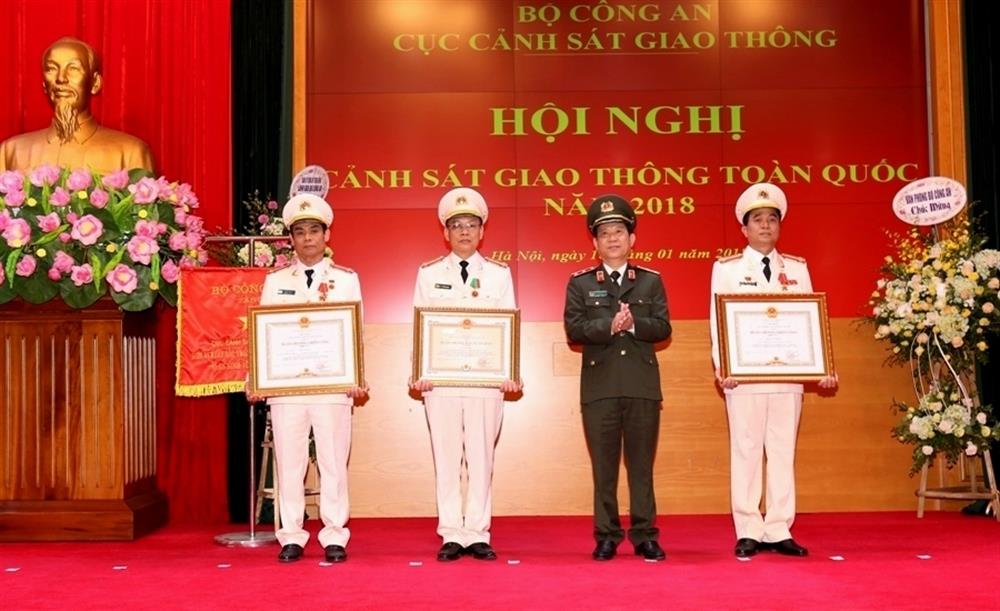 Thứ trưởng Nguyễn Văn Sơn trao Huân chương Bảo vệ Tổ quốc tặng 01 đồng chí; trao Huân chương Chiến công hạng Ba cho 02 đồng chí có thành tích xuất sắc.