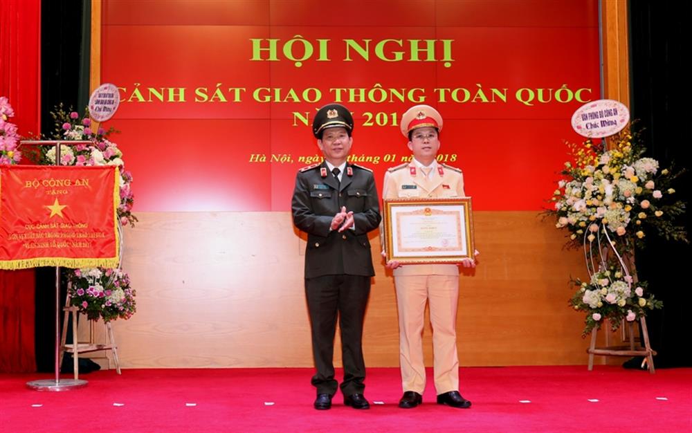 Thứ trưởng Nguyễn Văn Sơn trao Bằng khen của Thủ tướng Chính phủ cho 01 đồng chí có thành tích xuất sắc.