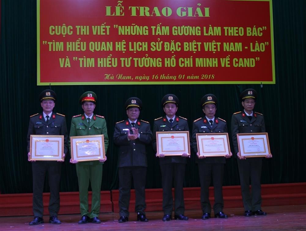 Đại tá Trương Minh Côn, Phó Giám đốc Công an tỉnh trao Giấy khen cho các đơn vị có thành tích xuất sắc trong triển khai, thực hiện Cuộc thi “Tìm hiểu quan hệ lịch sử đặc biệt Việt Nam - Lào”.