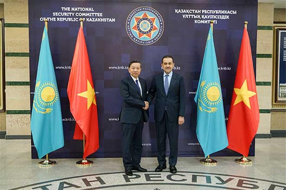 Bộ trưởng Tô Lâm và Ngài Karim Massimov, Chủ tịch Ủy ban An ninh Quốc gia Kazakhstan.