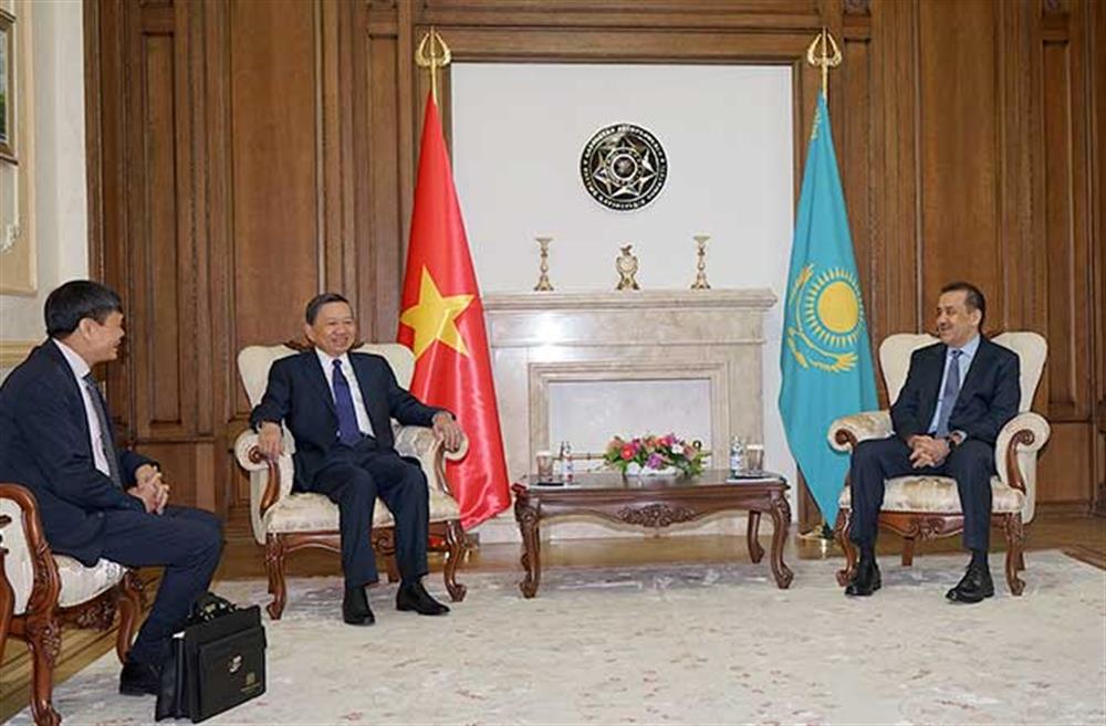 Bộ trưởng Tô Lâm và Ngài Karim Massimov, Chủ tịch Ủy ban An ninh Quốc gia Kazakhstan.