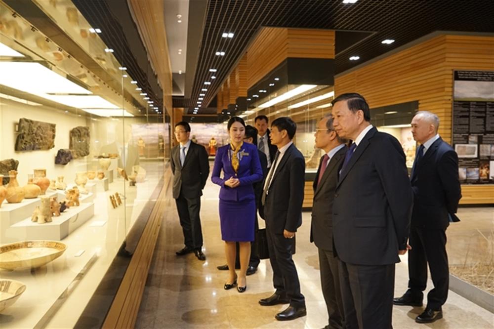 Bộ trưởng Tô Lâm và Đoàn đại biểu thăm quan Bảo tàng Quốc gia Kazakhstan.