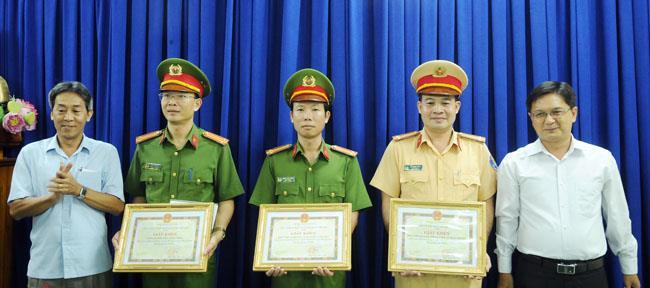 Lãnh đạo quận Thủ Đức trao Giấy khen tặng các Tổ công tác thuộc Công an quận Thủ Đức.