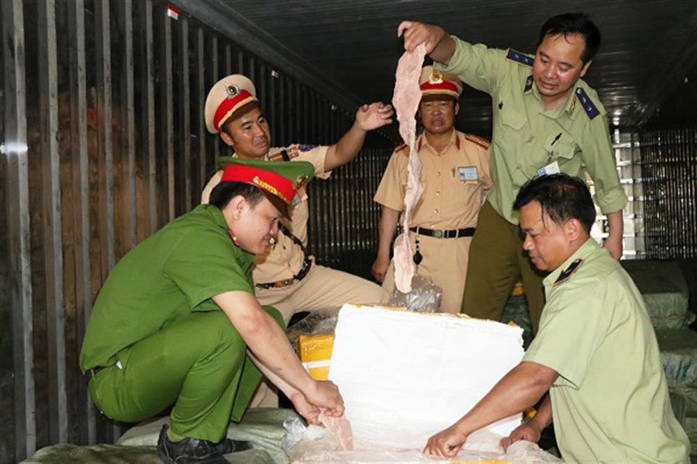 Cơ quan chức năng kiểm đếm số hàng không rõ nguồn gốc xuất xứ.