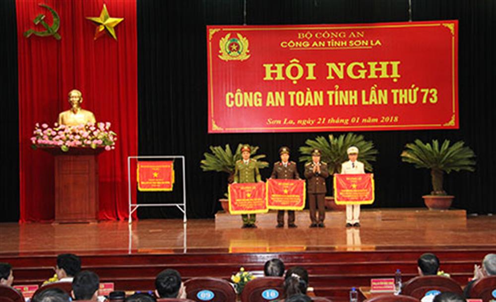 Thứ trưởng Bùi Văn Nam tặng Cờ thi đua xuất sắc của Bộ Công an cho các đơn vị.