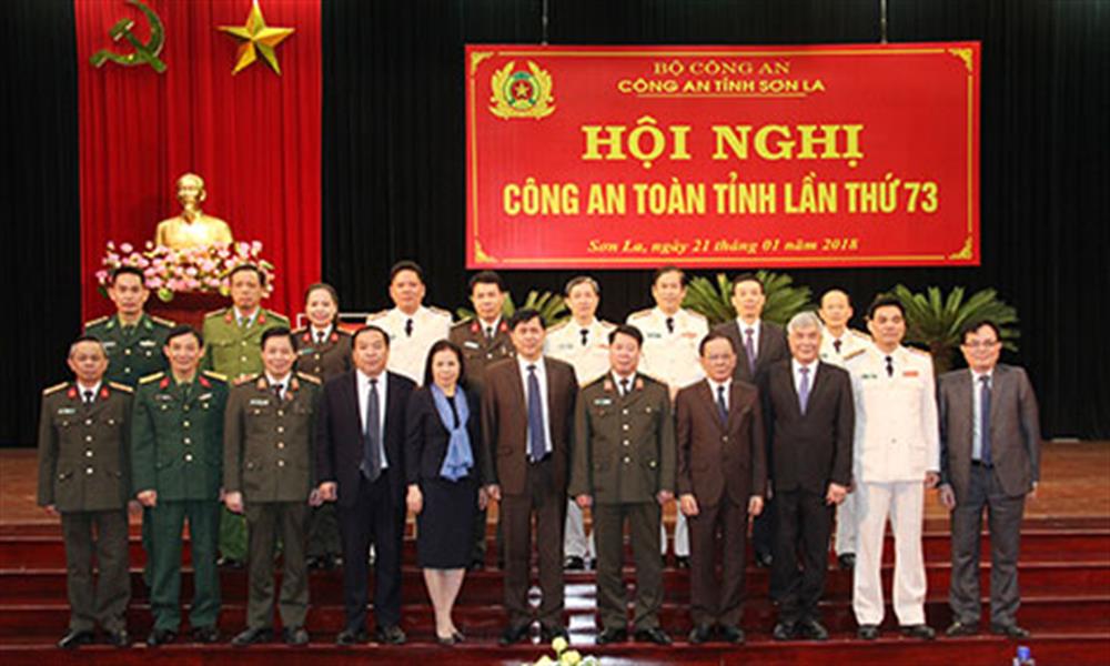 Thứ trưởng Bùi Văn Nam cùng các đại biểu dự Hội nghị.