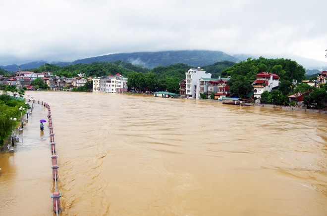 Nước Sông Lô chảy qua địa bàn thành phố Hà Giang ngày càng dâng cao.