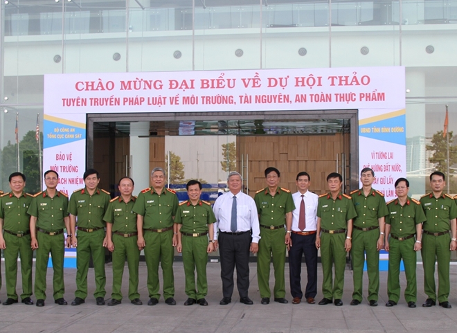Các đại biểu dự Hội thảo chụp ảnh lưu niệm.