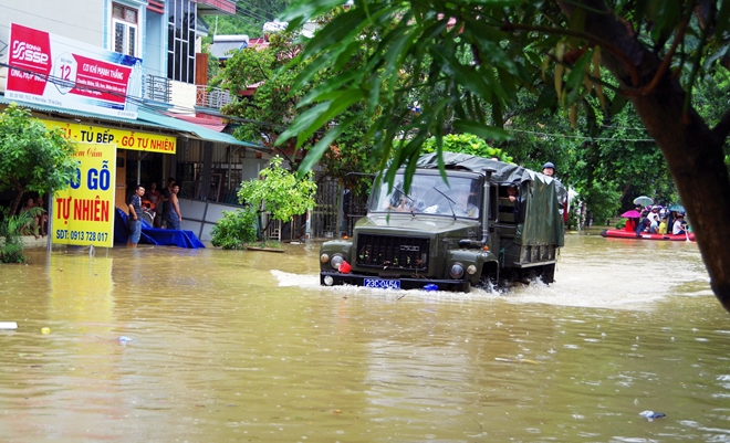 Công an tỉnh Hà Giang triển khai các phương tiện giúp dân ra khỏi vùng ngập lụt.