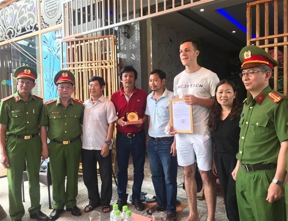 Thiếu tướng Phạm Văn Thực trao Giấy khen tặng anh Valeria.