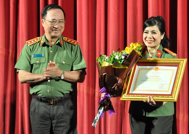 Thứ trưởng Nguyễn Văn Thành trao Bằng khen tặng đại diện Đoàn Kịch nói CAND.