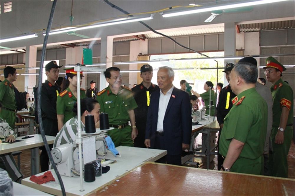 Đoàn công tác thăm hỏi phạm nhân đang lao động tại phân xưởng may.