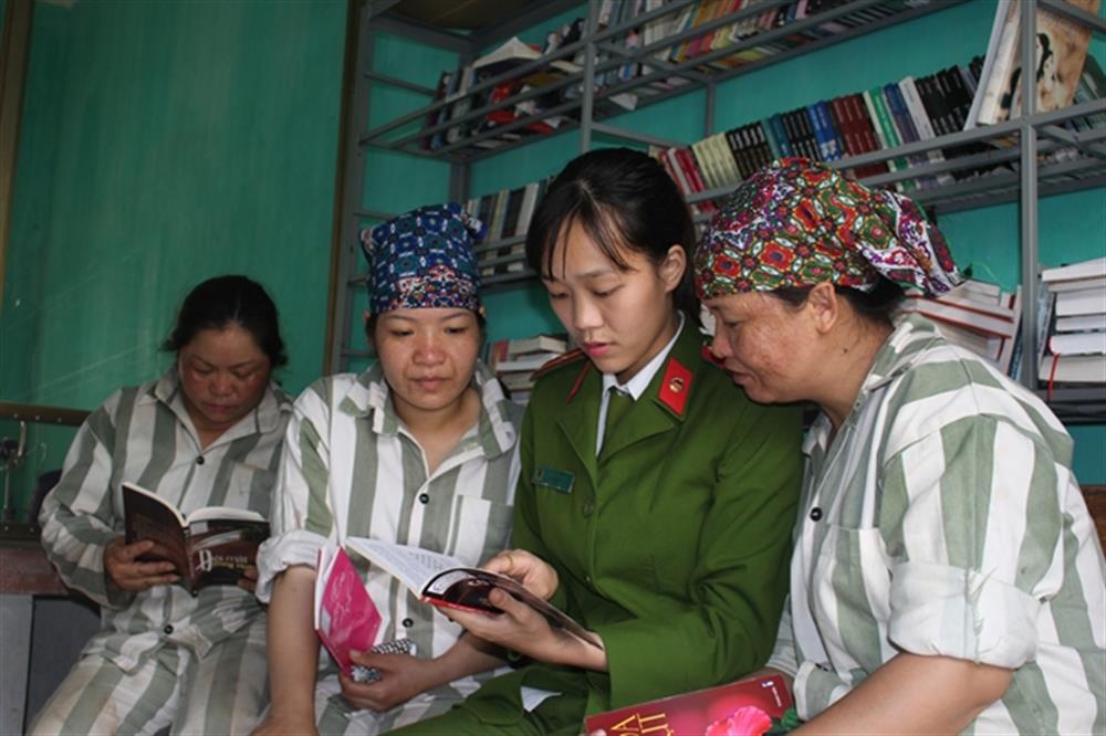 Thiếu úy Bàn Thị Huệ tuyên truyền pháp luật cho các phạm nhân.