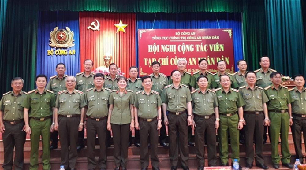 Thứ trưởng Nguyễn Văn Sơn với các đại biểu dự Hội nghị.