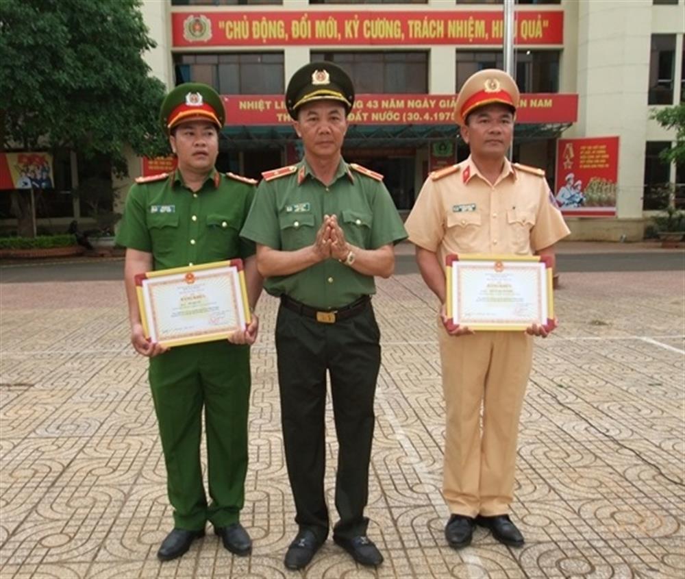 Lãnh đạo Công an tỉnh Đắk Lắk trao Bằng khen của Bộ trưởng Bộ Công an tặng Trung tá Nguyễn Quang Vịnh và Đại úy Đỗ Việt Hà.