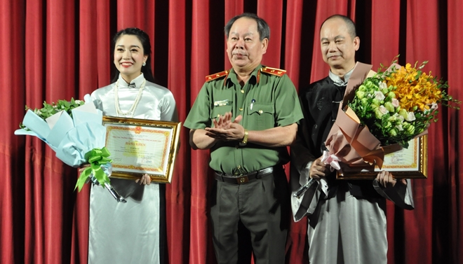 Trung tướng Nguyễn Thanh Nam, Phó Tổng cục trưởng phụ trách Tổng cục Chính trị CAND tặng Bằng khen, chúc mừng nghệ sĩ Hồng Lê, Hồng Tuấn.