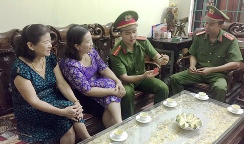 Công an phường Đồng Tâm trao móc khóa an ninh tặng nhân dân.