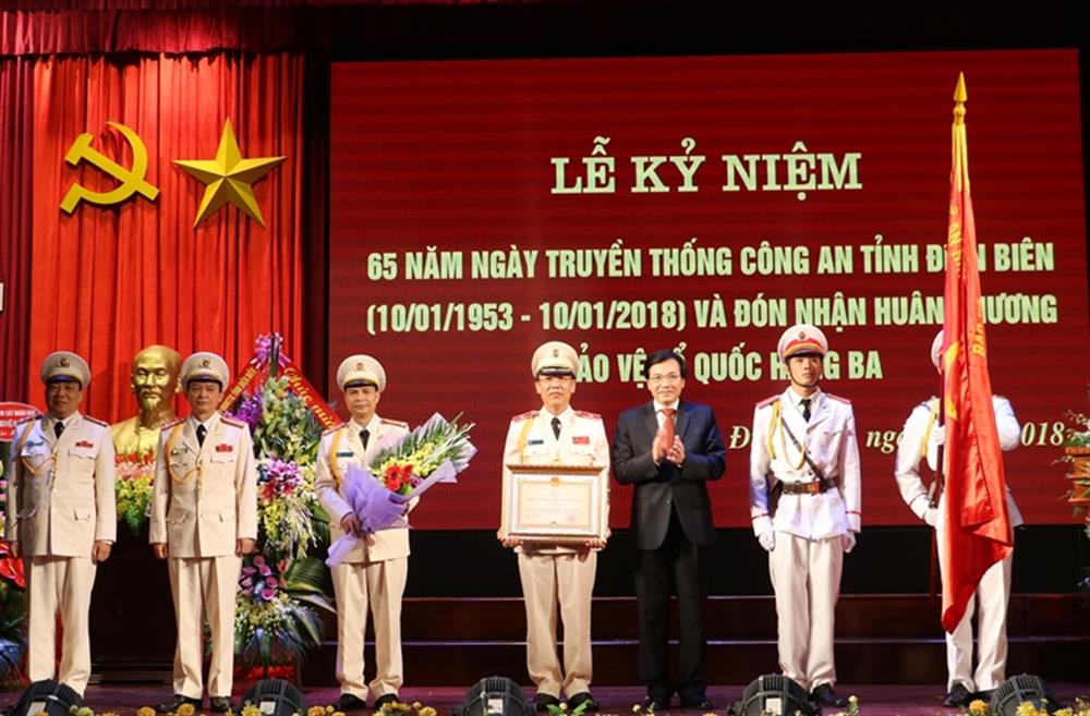 Thừa ủy quyền của Chủ tịch nước, đồng chí Trần Văn Sơn, Bí thư Tỉnh ủy Điện Biên trao Huân chương Bảo vệ Tổ quốc hạng Ba lên Cờ truyền thống Công an tỉnh Điện Biên.