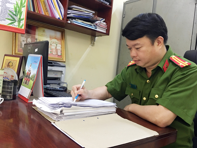 Trung tá Vương Hồng Sâm nghiên cứu hồ sơ vụ án.