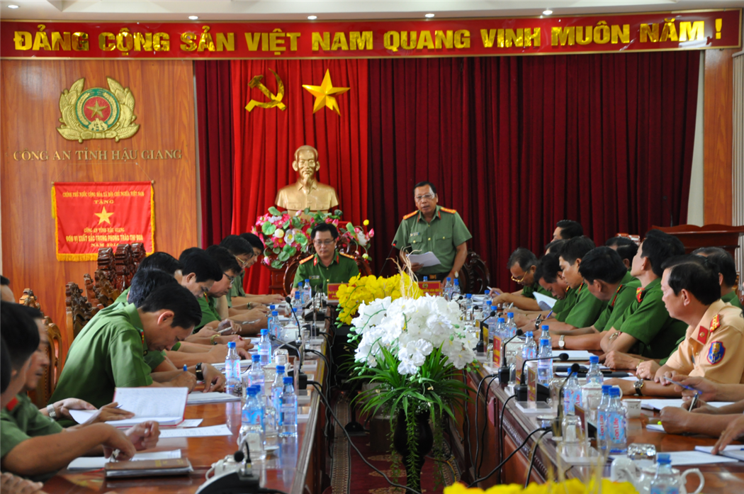 Đại tá Nguyễn Văn Giá, Phó Giám đốc Công an tỉnh Hậu Giang phát biểu tại Hội nghị.