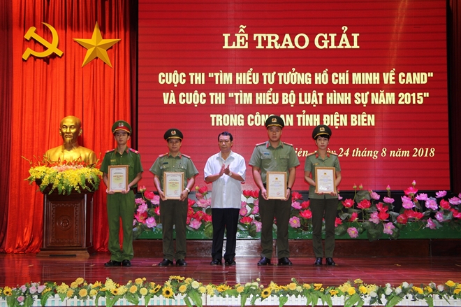 Đồng chí Nguyễn Đức Vượng, Trưởng Ban Tuyên giáo Tỉnh ủy Điện Biên trao giải thưởng tặng các cá nhân.