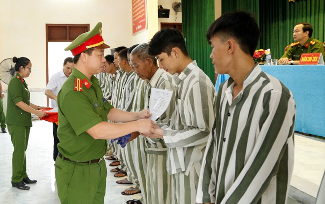 Trung tá Bùi Quốc Toản, Phó Giám thị Trại giam Xuân Hà, Bộ Công an trao Quyết định tha tù trước thời hạn có điều kiện cho phạm nhân.