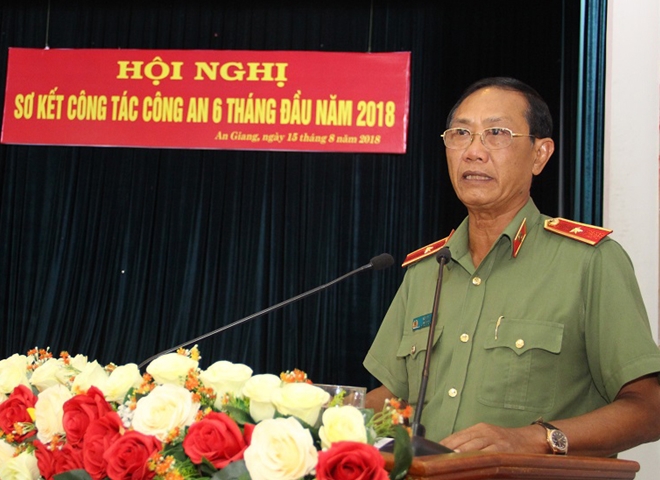 Thiếu tướng Bùi Bé Tư phát biểu tại Hội nghị.
