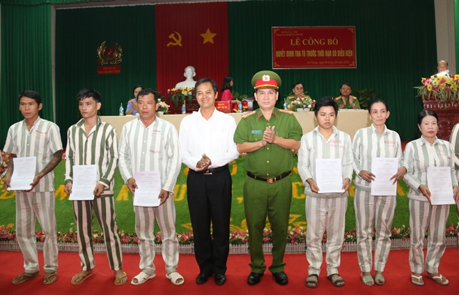 Lãnh đạo Tòa án nhân dân tỉnh An Giang và Giám thị Trại giam Định Thành trao Quyết định tha tù trước thời hạn có điều kiện cho các phạm nhân.