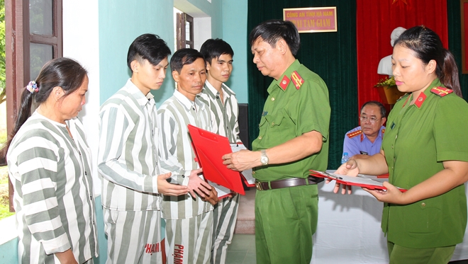 Đại diện lãnh đạo Trại tạm giam Công an tỉnh Hà Nam trao Quyết định cho các phạm nhân được tha tù trước thời hạn có điều kiện.