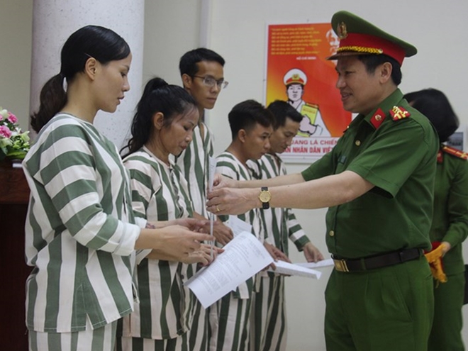 Đại tá Nguyễn Văn Viện, Phó Giám đốc Công an TP Hà Nội trao Quyết định tha tù trước thời hạn có điều kiện cho các phạm nhân.