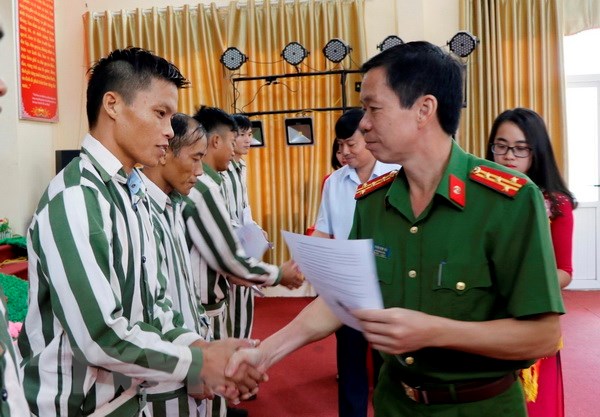 Lãnh đạo Trại giam Hồng Ca công bố Quyết định tha tù trước thời hạn có điều kiện cho các phạm nhân.