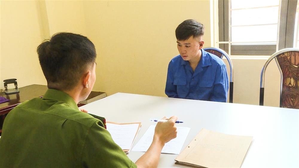 Đối tượng Sa Việt Hoàng tại cơ quan Công an.