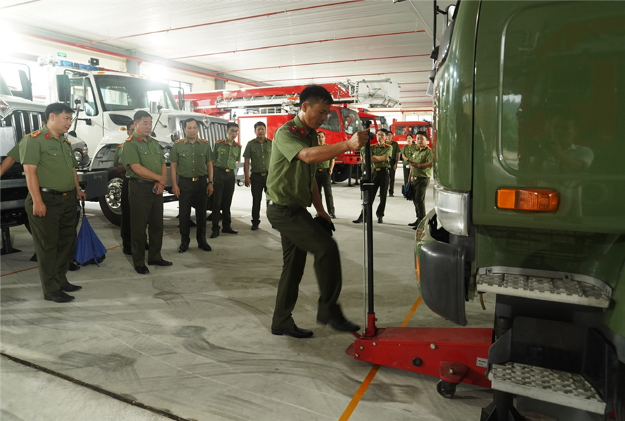 Thứ trưởng Lê Văn Tuyến kiểm tra thực tế tại các kho vật tư, trang thiết bị phục vụ công tác công an.