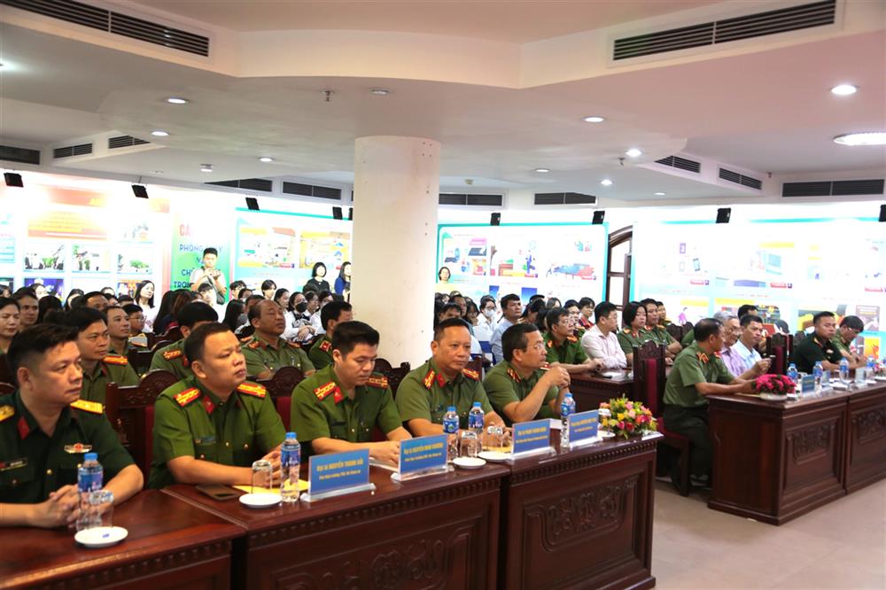 Các đại biểu dự khai mạc.