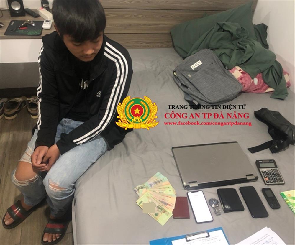 Cơ quan điều tra tiến hành khám xét nơi ở của Dương Phan Quốc Minh, qua đó thu giữ nhiều tài liệu, vật chứng có liên quan.