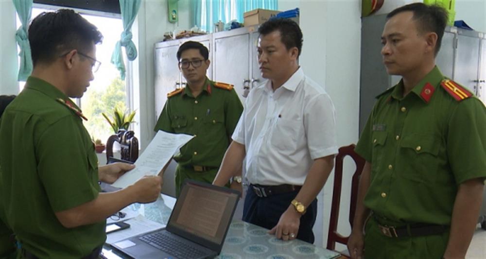 Lực lượng Công an tống đạt các quyết định đối với Nguyễn Minh Tân.