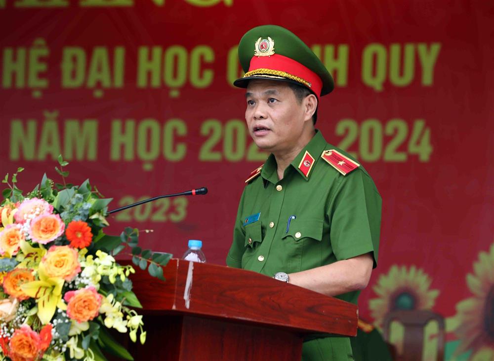 Thiếu tướng Lê Ngọc Châu phát biểu tại Lễ khai giảng.
