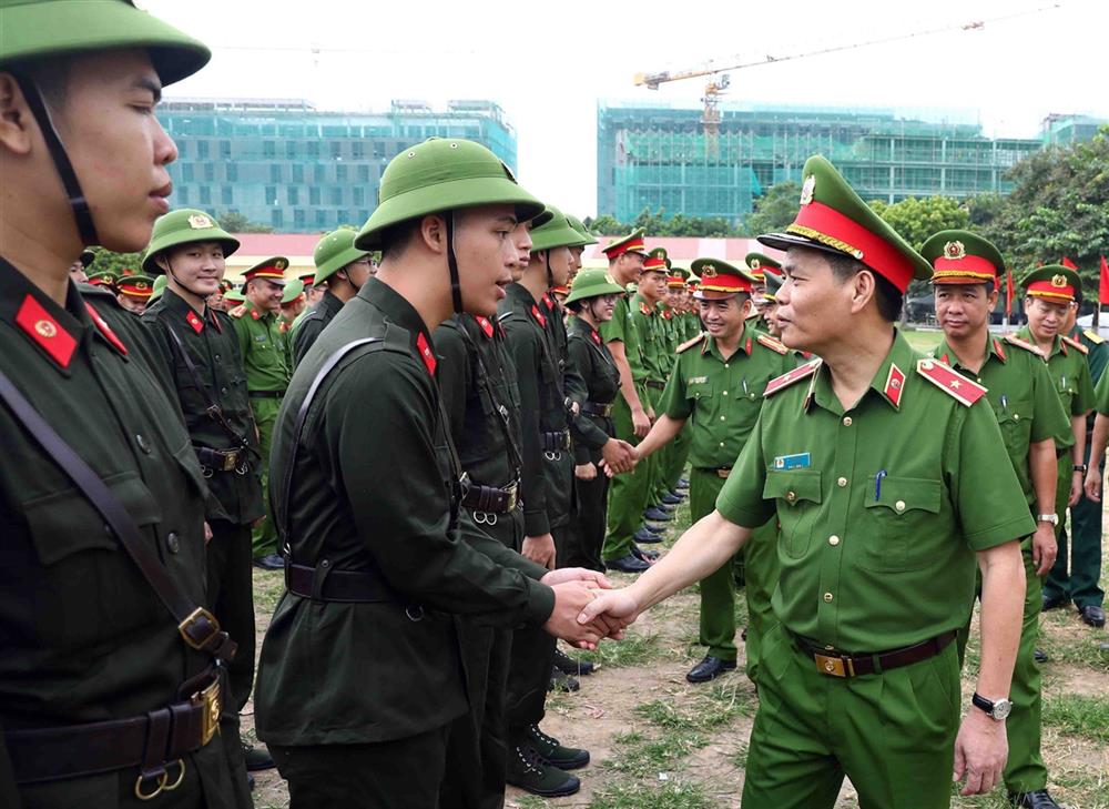 Thiếu tướng Lê Ngọc Châu cùng các đại biểu động viên các học viên tham gia khóa huấn luyện.