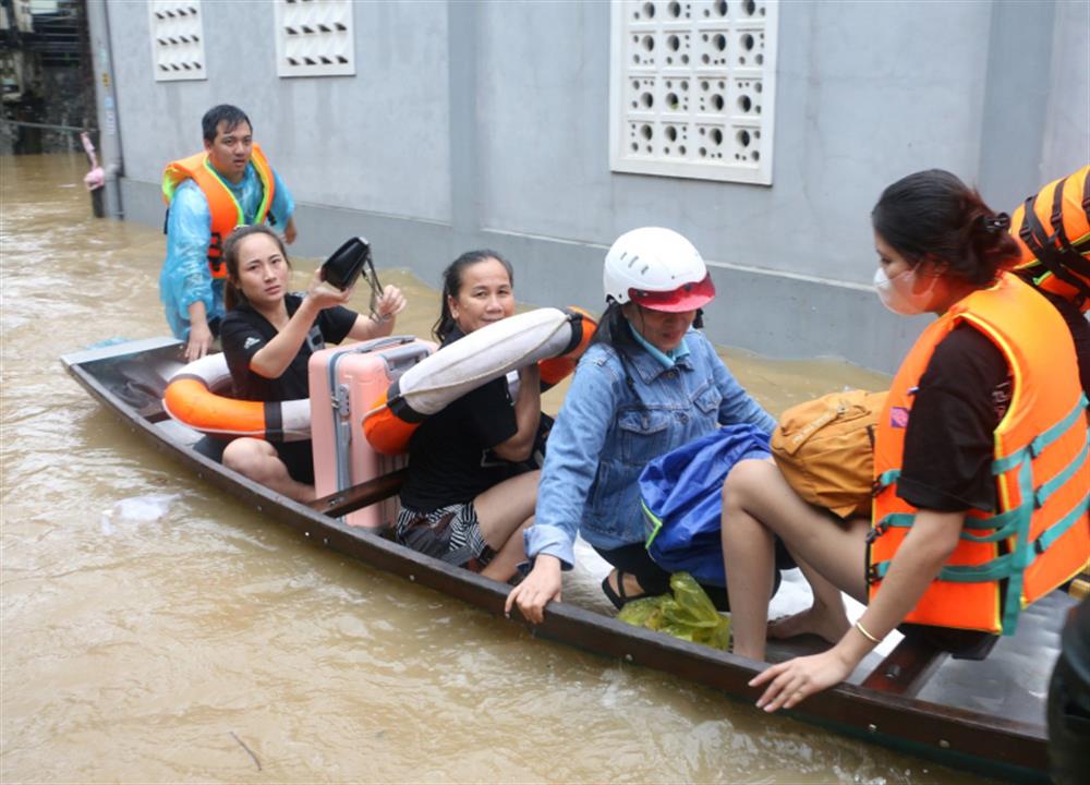 Sinh viên thuê trọ tại tổ 1, 2 phường An Tây, TP Huế được lực lượng Công an và lực lượng chức năng đưa ra khỏi vùng ngập lụt nguy hiểm.