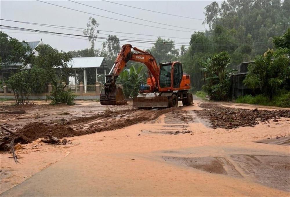 Đất đá sạt trượt trên tuyến Quốc lộ 49B qua xã Lộc Bình, huyện Phú Lộc.