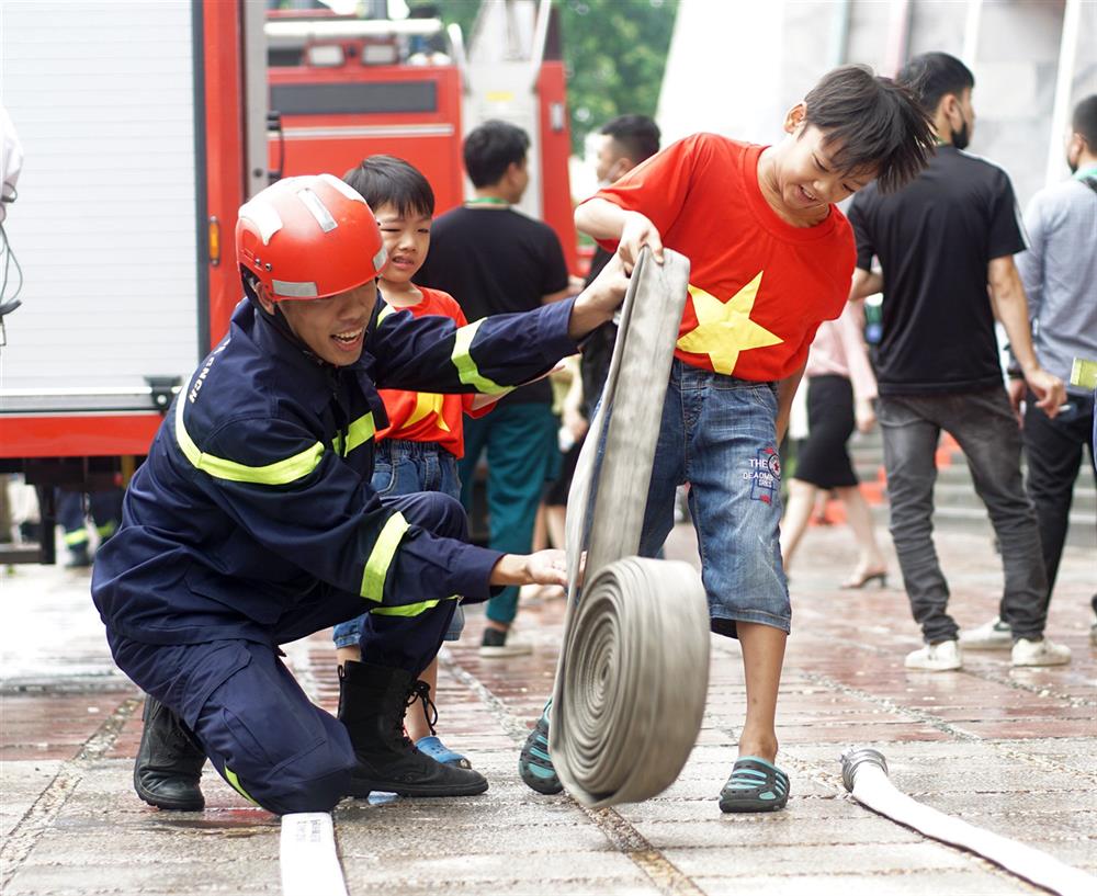 Học sinh tham gia trải nghiệm rải vòi chữa cháy.
