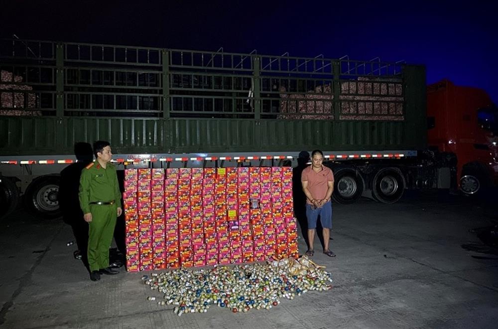 Đối tượng Lương Ngọc Tùng cùng tang vật 458 hộp pháo và 980 quả pháo lựu đạn.