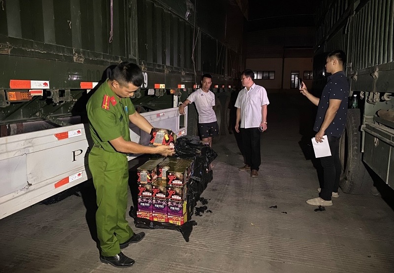 Lực lượng chức năng phát hiện 120 hộp pháo, có tổng trọng lượng 168 kg đối tượng Trần Văn Điệp dấu trong téc tự chế dưới gầm xe sơ mi rơ moóc.