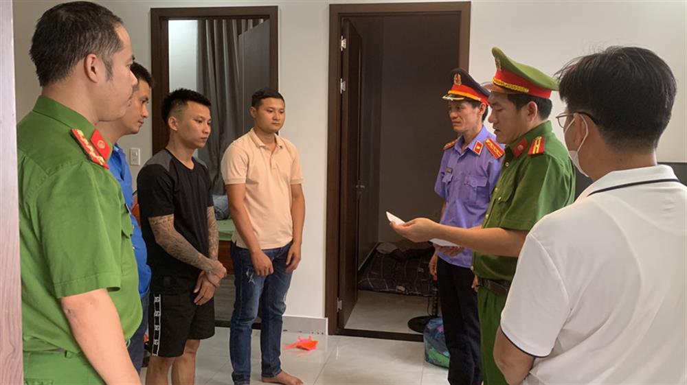 Cơ quan Cảnh sát điều tra Công an tỉnh Quảng Bình đọc Lệnh khám tại chỗ ở của đối tượng Đặng Ngọc Đức.