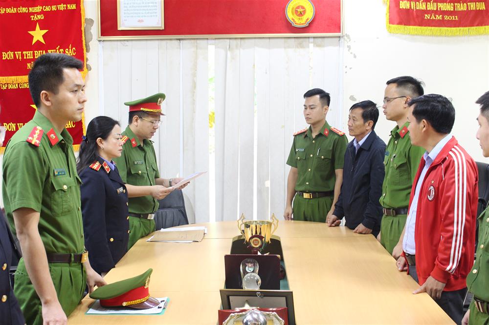 Cơ quan Cảnh sát điều tra Công an tỉnh Sơn La thi hành khởi tố vụ án, khởi tố bị can đối với Trương Minh Tuấn (áo đen bên phải).