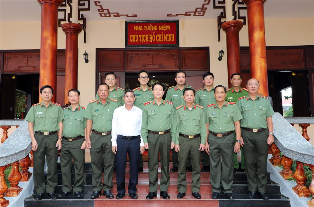 Thứ trưởng Lê Quốc Hùng,  đồng chí Đồng Văn Thanh, Chủ tịch Ủy ban nhân dân tỉnh Hậu Giang cùng các đại biểu.