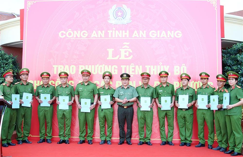 Đại tá Lâm Phước Nguyên, Bí thư Đảng ủy, Giám đốc Công an tỉnh trao Quyết định trang bị xe ô tô tải cho Công an các xã, thị trấn.